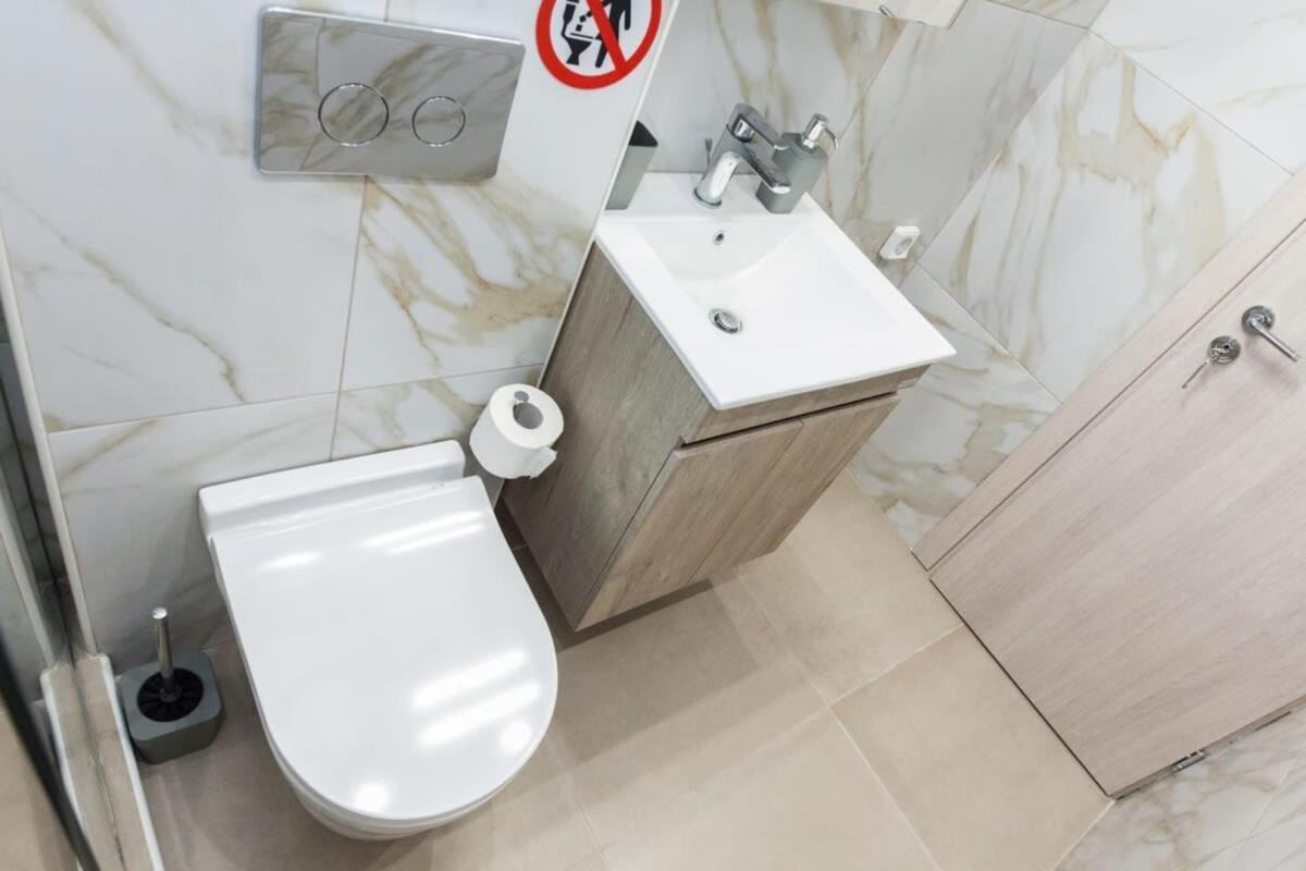 Appartamento Brand New Urban Getaway Next To Megaro Mousikis Atene Esterno foto