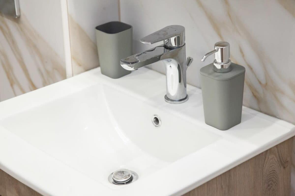 Appartamento Brand New Urban Getaway Next To Megaro Mousikis Atene Esterno foto