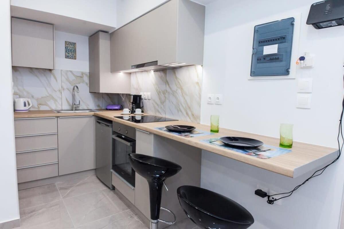 Appartamento Brand New Urban Getaway Next To Megaro Mousikis Atene Esterno foto