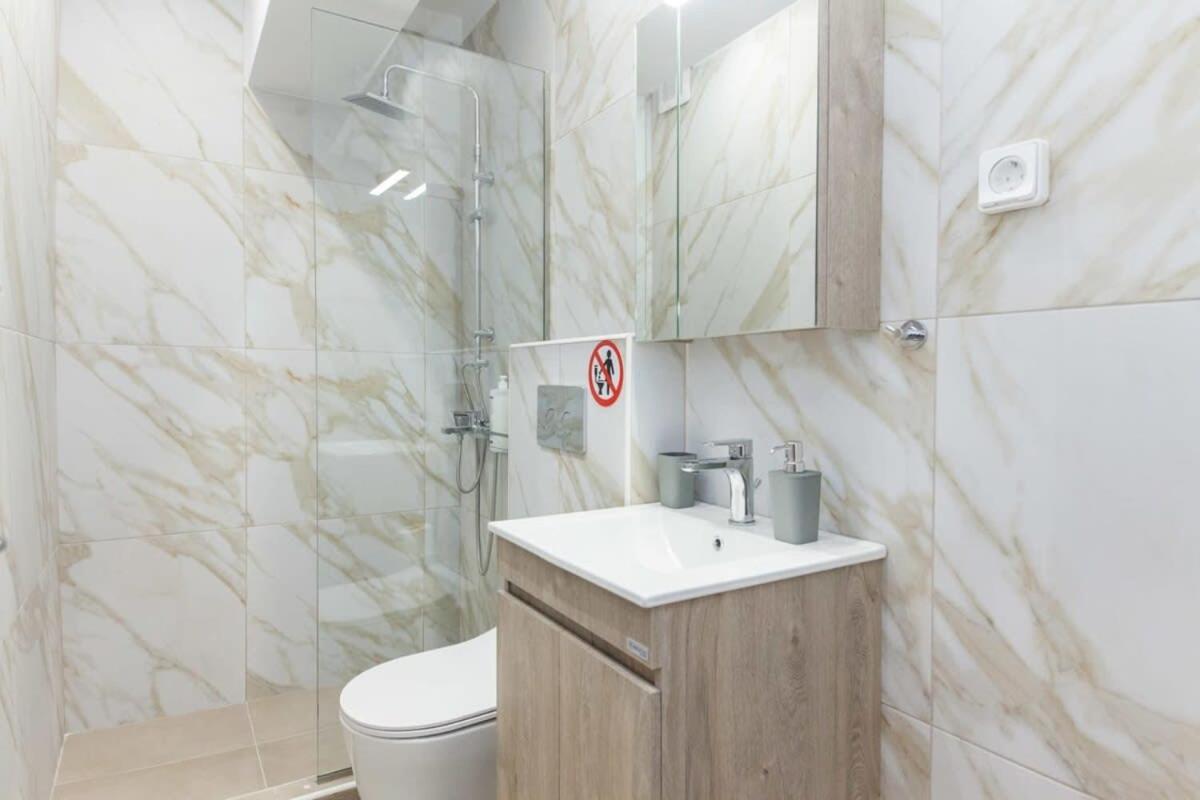 Appartamento Brand New Urban Getaway Next To Megaro Mousikis Atene Esterno foto